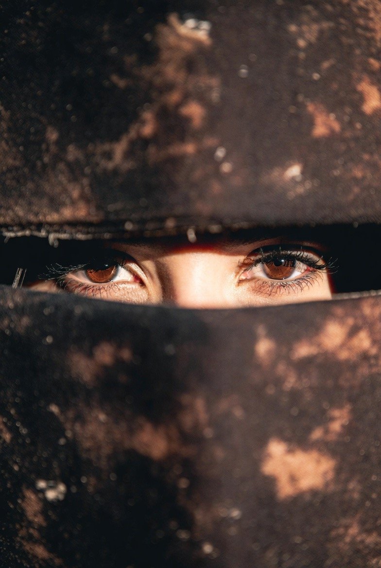 Девушка с карими глазами